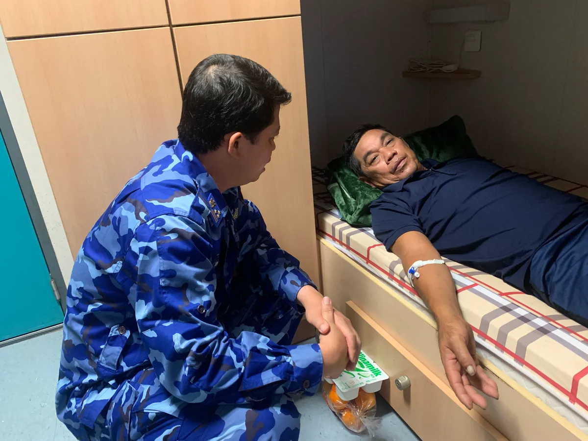 Cảnh sát biển kịp thời đưa ngư dân bị bệnh vào Trường Sa Lớn điều trị - Ảnh 1.