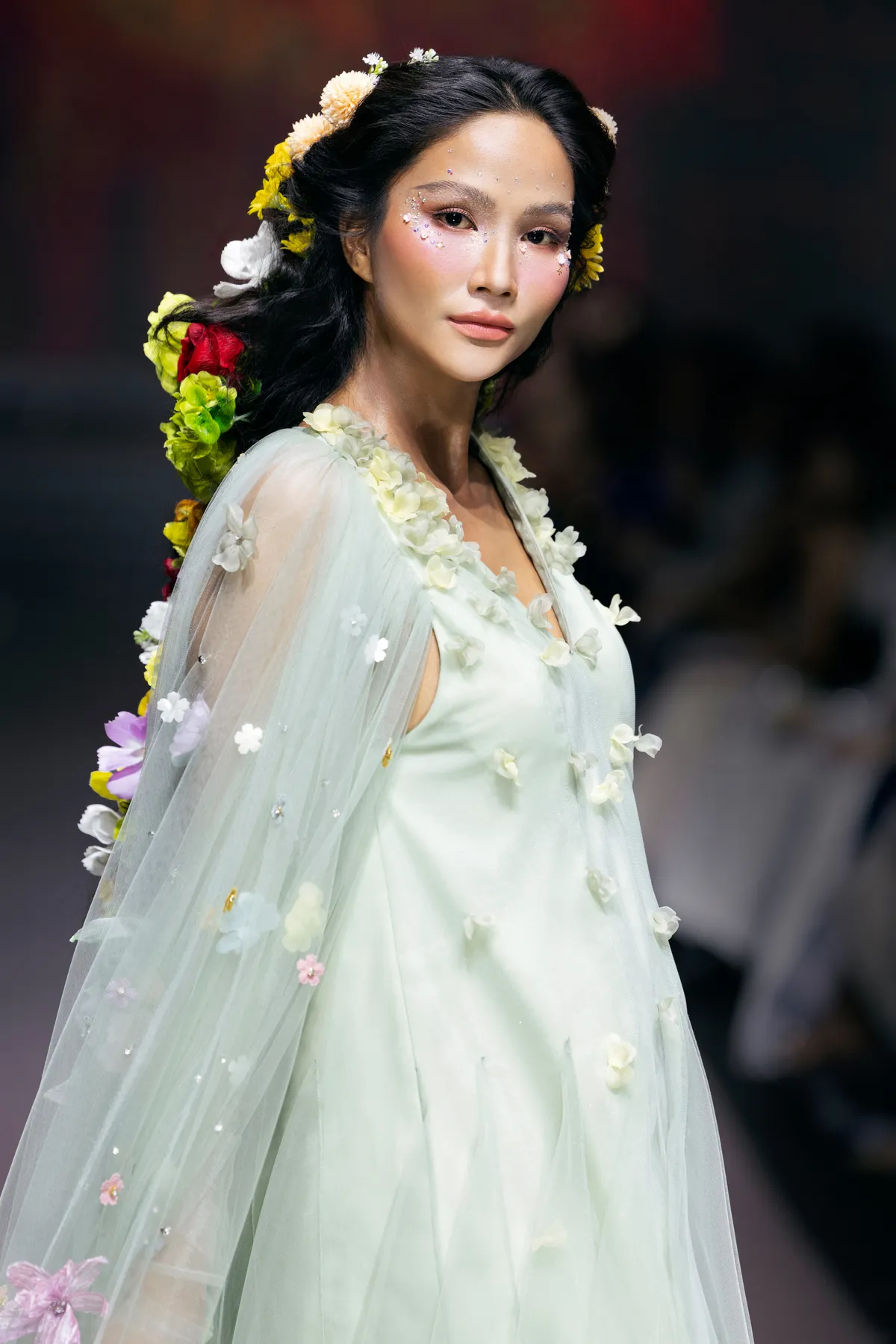 Hoa hậu H’Hen Niê sải bước vedette sau tin vui mang thai - Ảnh 3.