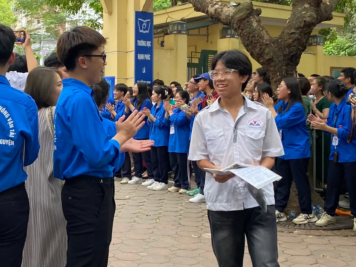 Đề thi Ngoại ngữ vừa sức, thí sinh nhẹ nhõm sau ngày thi đầu tiên  - Ảnh 2.