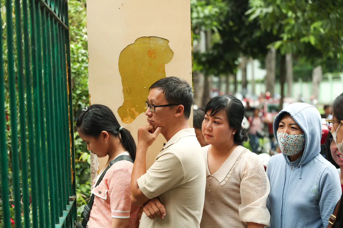 TP Hồ Chí Minh: Kết thúc 3 môn thi, thí sinh lo điểm chuẩn có thể tăng - Ảnh 2.