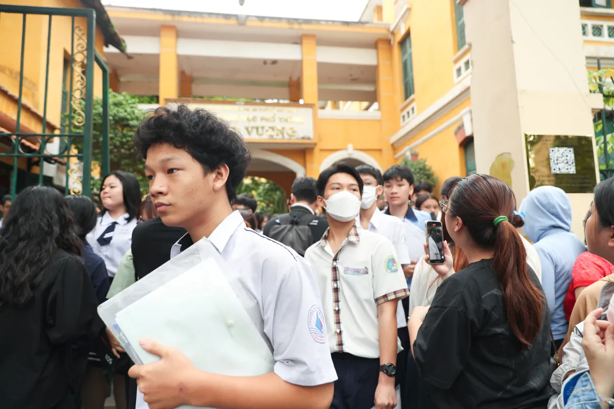 TP Hồ Chí Minh: Kết thúc 3 môn thi, thí sinh lo điểm chuẩn có thể tăng - Ảnh 3.