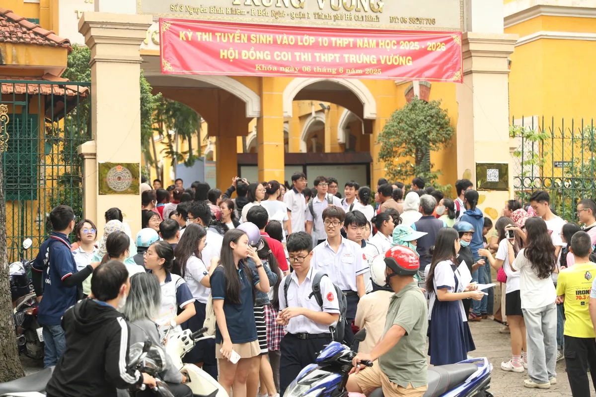 TP Hồ Chí Minh: Kết thúc 3 môn thi, thí sinh lo điểm chuẩn có thể tăng - Ảnh 5.