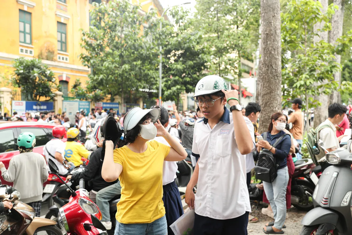TP Hồ Chí Minh: Kết thúc 3 môn thi, thí sinh lo điểm chuẩn có thể tăng - Ảnh 4.