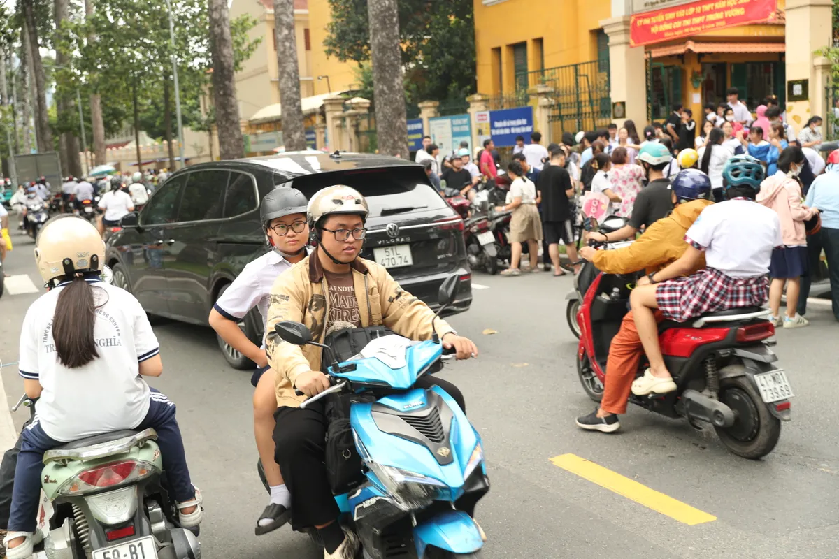 TP Hồ Chí Minh: Kết thúc 3 môn thi, thí sinh lo điểm chuẩn có thể tăng - Ảnh 6.