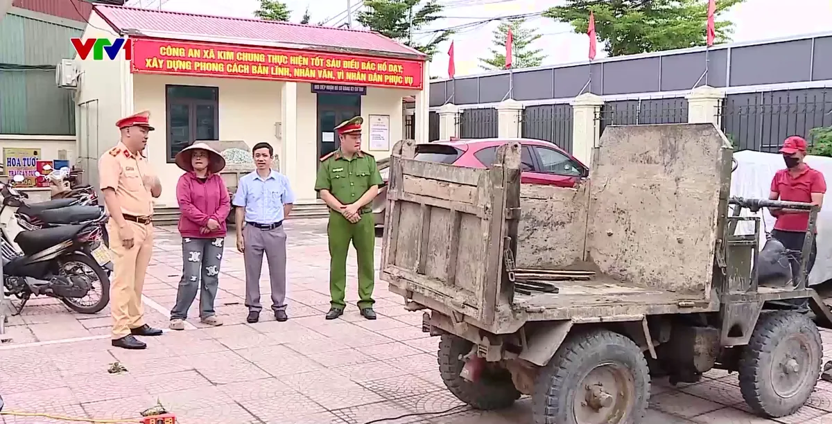 Công an Hà Nội mạnh tay xử lý xe tự chế, vận động người dân tự tiêu hủy - Ảnh 1.