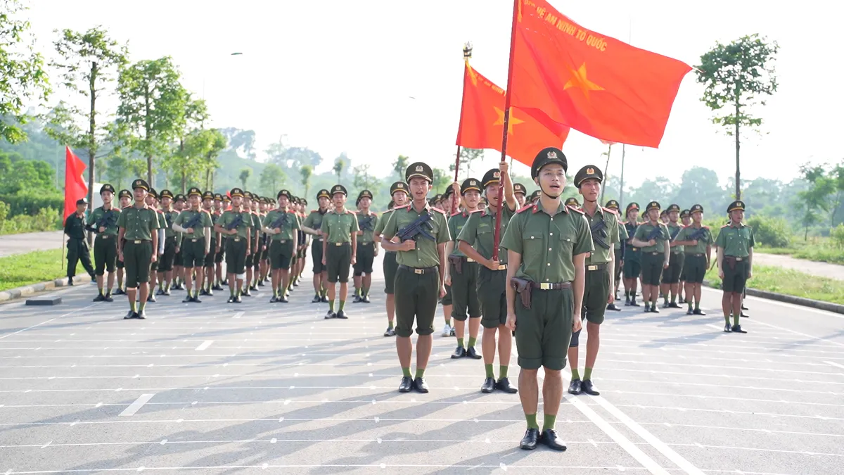 Khối nam sĩ quan kỹ thuật nghiệp vụ phơi mình giữa “chảo lửa” chuẩn bị cho diễu binh 2/9 - Ảnh 2.