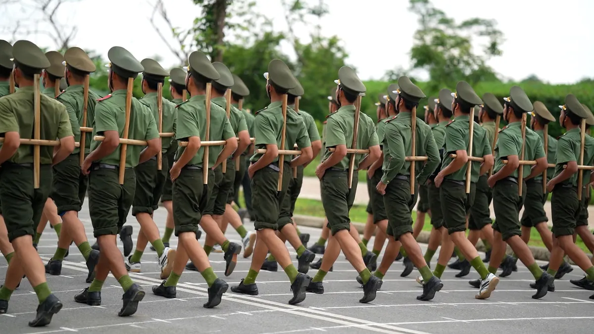 Khối nam sĩ quan kỹ thuật nghiệp vụ phơi mình giữa “chảo lửa” chuẩn bị cho diễu binh 2/9 - Ảnh 6.