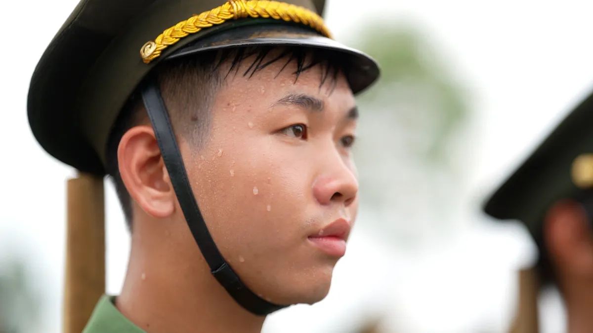 Khối nam sĩ quan kỹ thuật nghiệp vụ phơi mình giữa “chảo lửa” chuẩn bị cho diễu binh 2/9 - Ảnh 3.