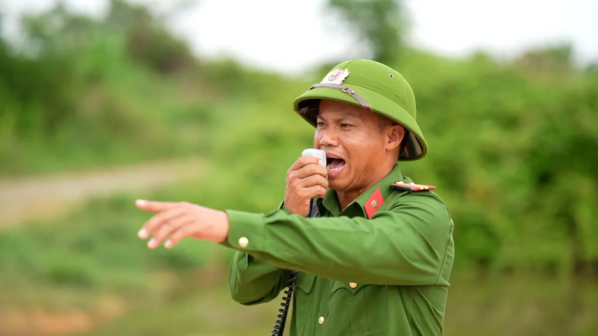 Khối nam sĩ quan kỹ thuật nghiệp vụ phơi mình giữa “chảo lửa” chuẩn bị cho diễu binh 2/9 - Ảnh 4.
