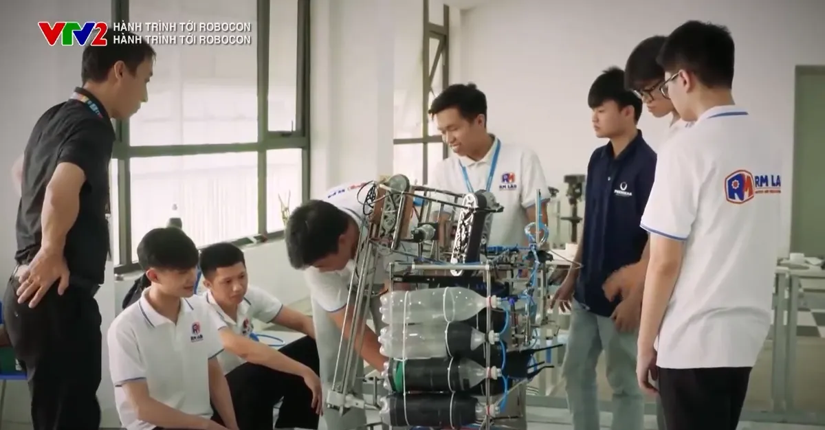 Khát vọng chinh phục sân chơi Robocon - Ảnh 1.