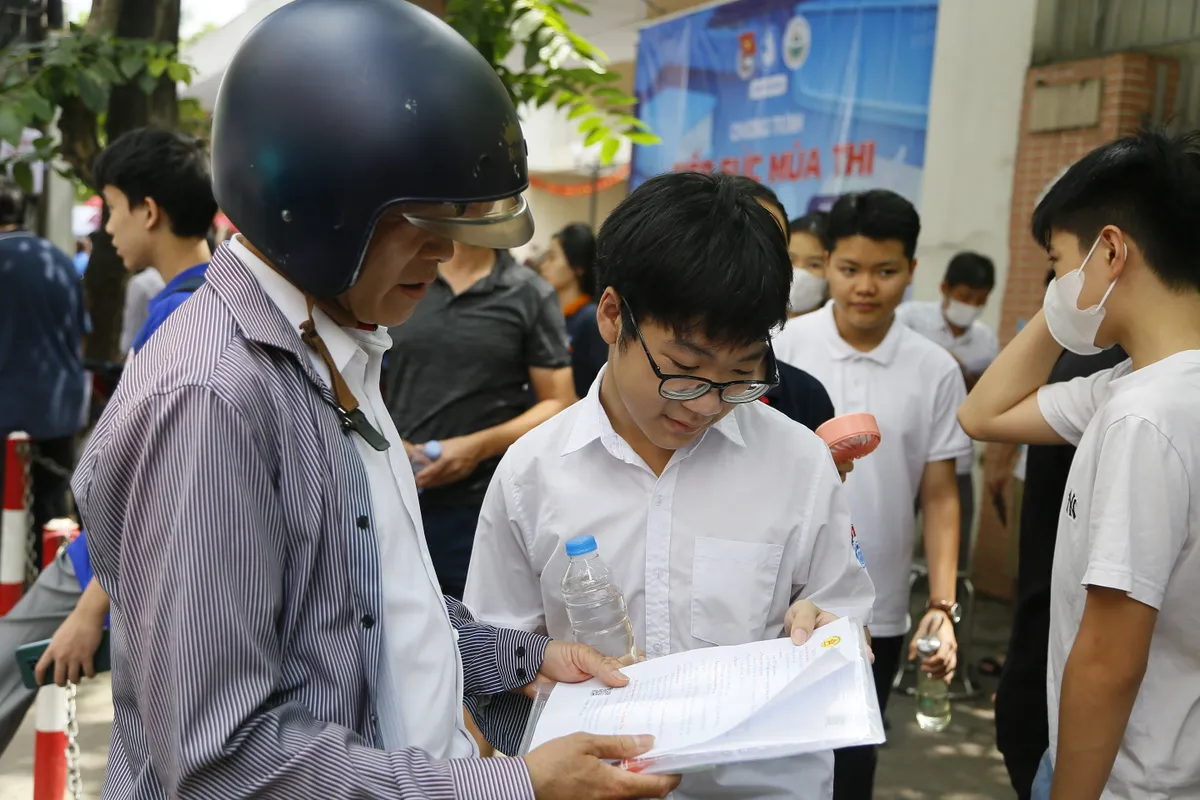 Ngày thi đầu tiên vào lớp 10 tại Hà Nội: Đề thi dễ thở, thí sinh rạng rỡ - Ảnh 19.