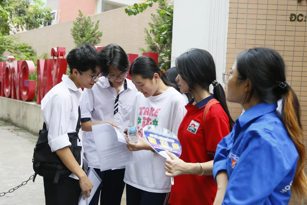 Ngày thi đầu tiên vào lớp 10 tại Hà Nội: Đề thi dễ thở, thí sinh rạng rỡ - Ảnh 21.