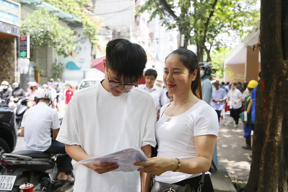 Đề thi Ngữ văn vào lớp 10 Hà Nội gần gũi với đời sống, không làm khó thí sinh - Ảnh 5.