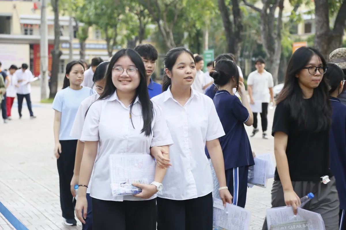 Đề thi Ngoại ngữ vừa sức, thí sinh nhẹ nhõm sau ngày thi đầu tiên  - Ảnh 6.