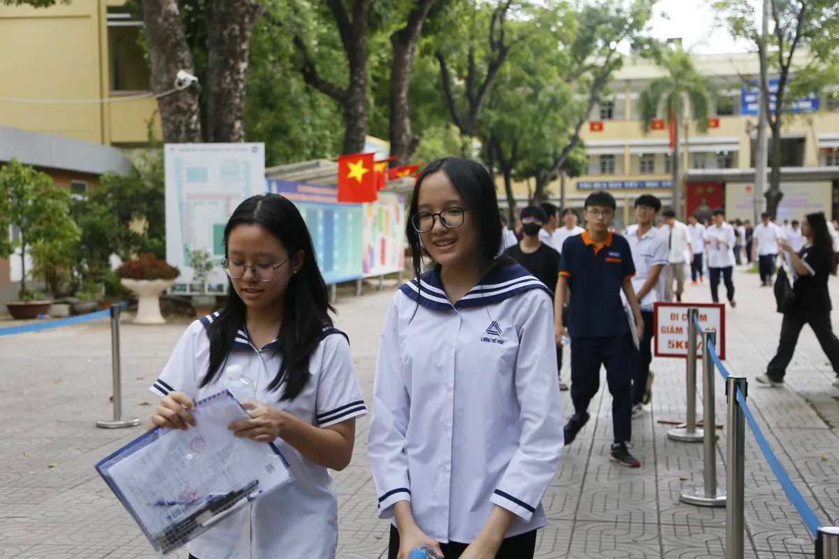 Đề thi Ngoại ngữ vừa sức, thí sinh nhẹ nhõm sau ngày thi đầu tiên  - Ảnh 4.