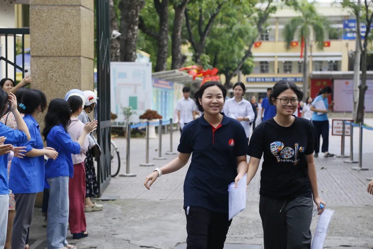 Đề thi Ngoại ngữ vừa sức, thí sinh nhẹ nhõm sau ngày thi đầu tiên  - Ảnh 3.