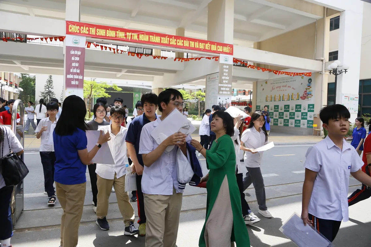 Ngày thi đầu tiên vào lớp 10 tại Hà Nội: Đề thi dễ thở, thí sinh rạng rỡ - Ảnh 12.