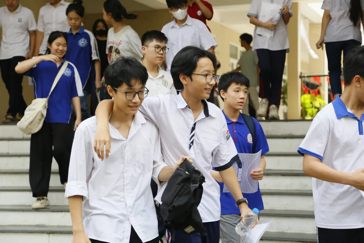 Đề thi Ngữ văn vào lớp 10 Hà Nội gần gũi với đời sống, không làm khó thí sinh - Ảnh 1.