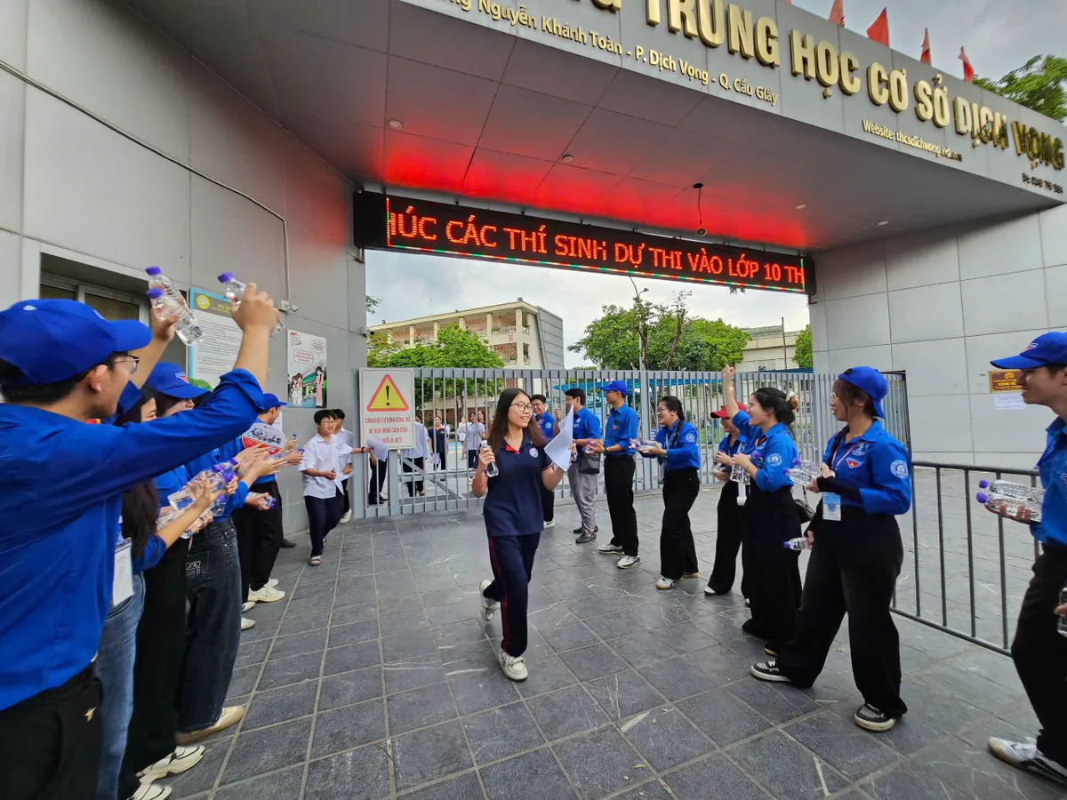 Phụ huynh Hà Nội đồng hành cùng sĩ tử trong ngày đầu kỳ thi tuyển sinh lớp 10 công lập - Ảnh 11.
