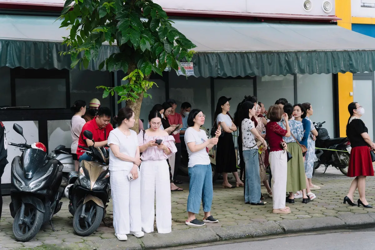 Phụ huynh Hà Nội đồng hành cùng sĩ tử trong ngày đầu kỳ thi tuyển sinh lớp 10 công lập - Ảnh 5.