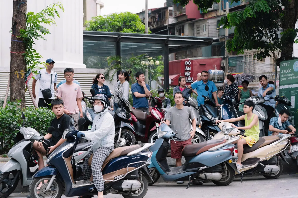 Phụ huynh Hà Nội đồng hành cùng sĩ tử trong ngày đầu kỳ thi tuyển sinh lớp 10 công lập - Ảnh 3.
