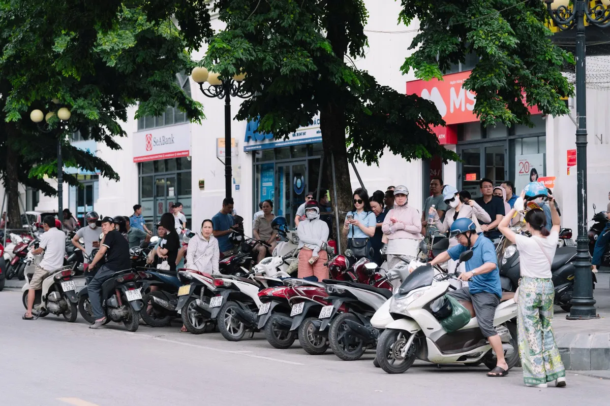 Phụ huynh Hà Nội đồng hành cùng sĩ tử trong ngày đầu kỳ thi tuyển sinh lớp 10 công lập - Ảnh 2.
