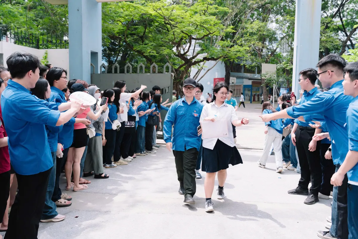 Phụ huynh Hà Nội đồng hành cùng sĩ tử trong ngày đầu kỳ thi tuyển sinh lớp 10 công lập - Ảnh 7.