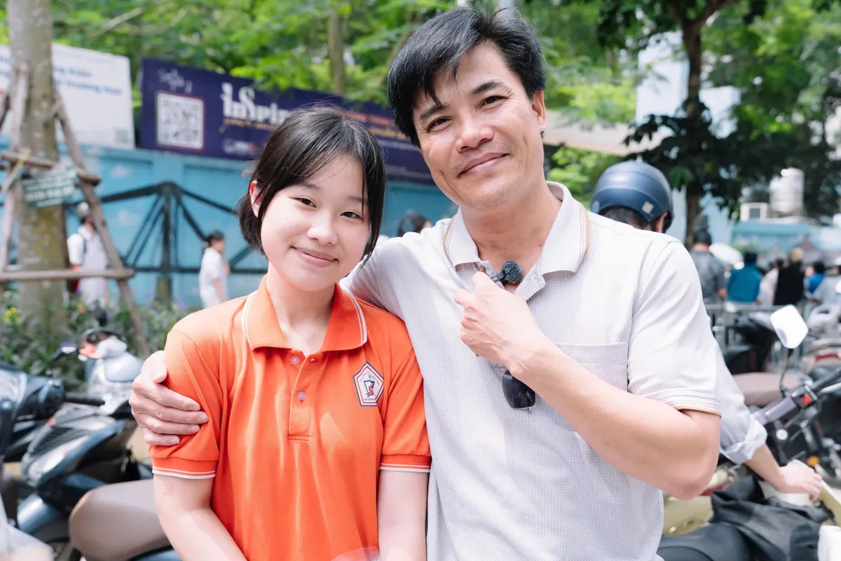 Phụ huynh Hà Nội đồng hành cùng sĩ tử trong ngày đầu kỳ thi tuyển sinh lớp 10 công lập - Ảnh 10.