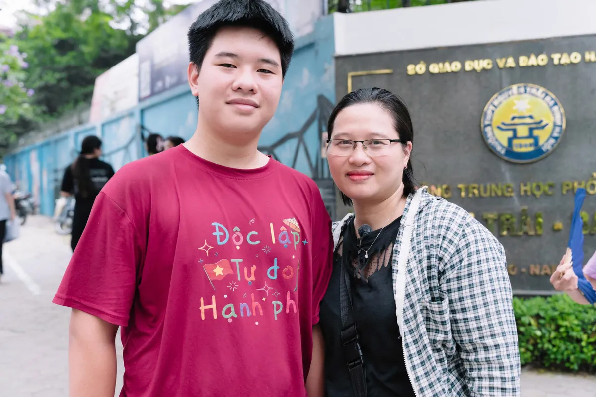 Phụ huynh Hà Nội đồng hành cùng sĩ tử trong ngày đầu kỳ thi tuyển sinh lớp 10 công lập - Ảnh 9.