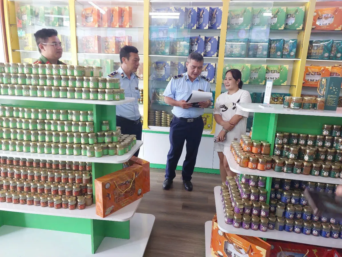 Phú Thọ: Tạm giữ hơn 23.000 sản phẩm hũ yến chưng nghi không đạt chất lượng - Ảnh 1.