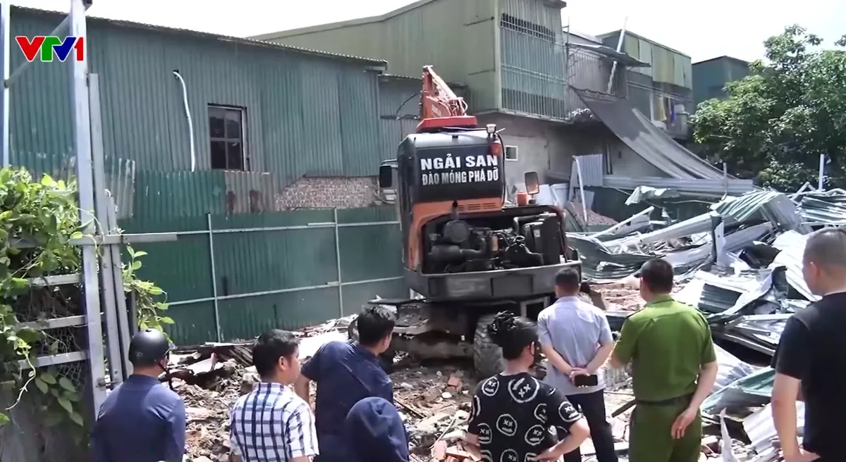 Cưỡng chế, tháo dỡ công trình vi phạm trên đất nông nghiệp ở xã Tân Triều, Hà Nội - Ảnh 1.