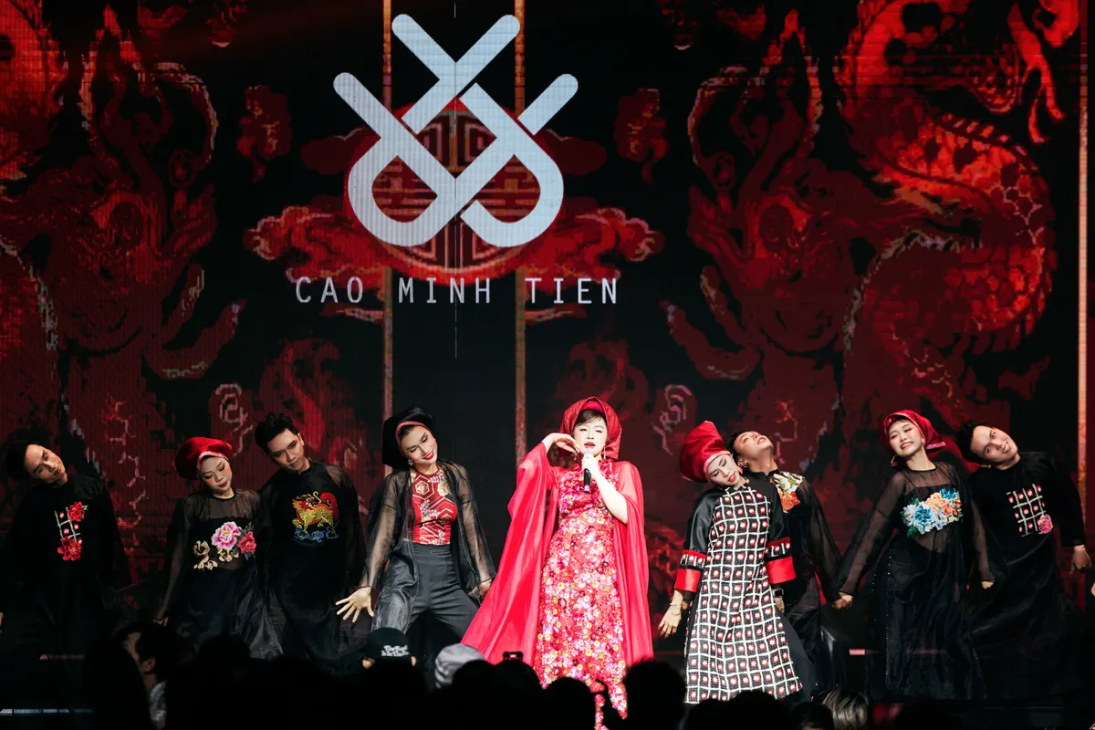 Sao mai Nguyễn Thu Hằng tái xuất trong show thời trang của Cao Minh Tiến - Ảnh 1. Sao mai Nguyễn Thu Hằng tái xuất trong show thời trang của Cao Minh Tiến - Ảnh 1.