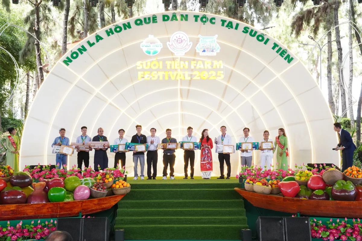 Mãn nhãn với các sản phẩm tạo hình từ trái cây - Ảnh 1.