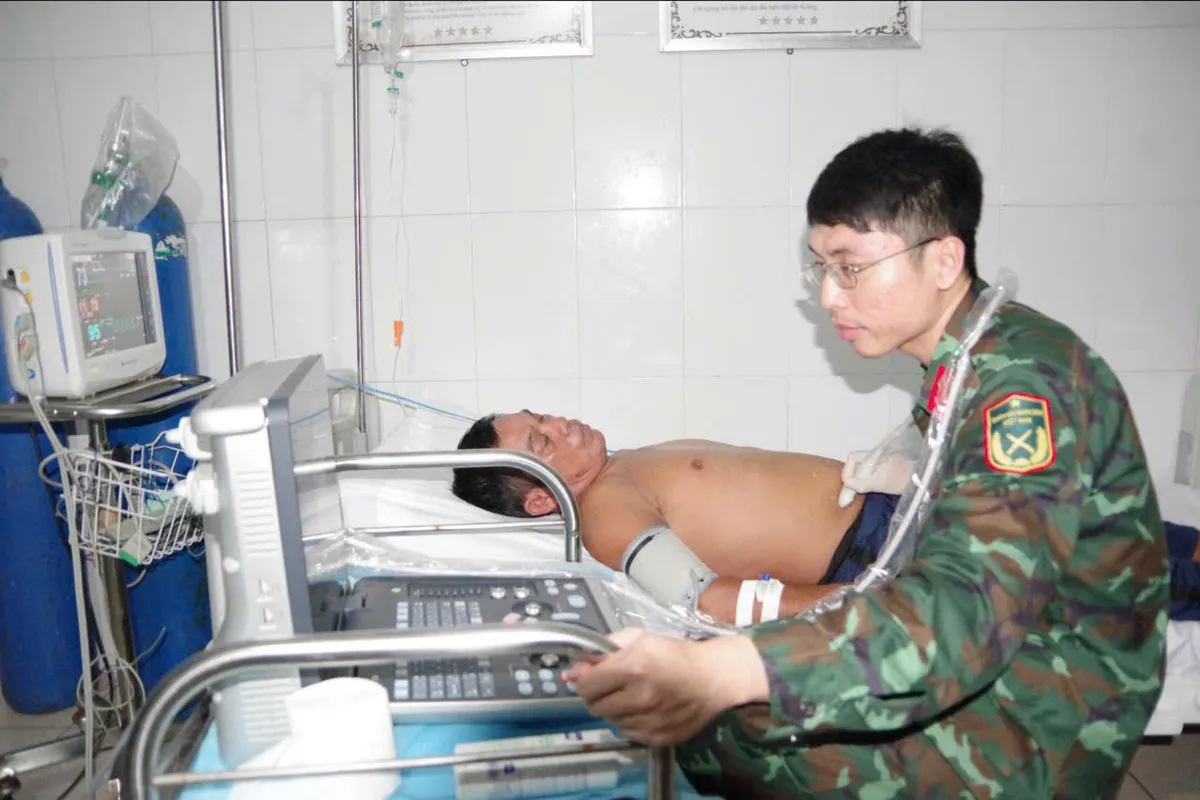 Đảo Trường Sa cấp cứu ngư dân Quảng Nam trong đêm - Ảnh 2.