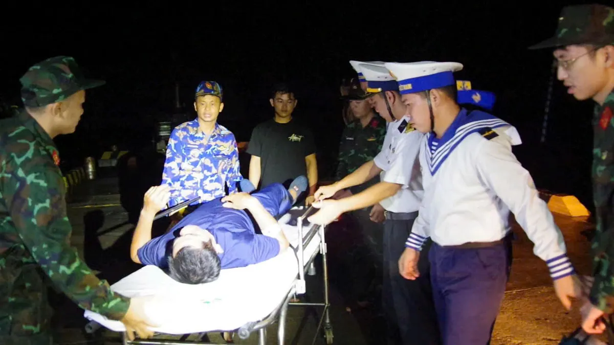 Đảo Trường Sa cấp cứu ngư dân Quảng Nam trong đêm - Ảnh 1.