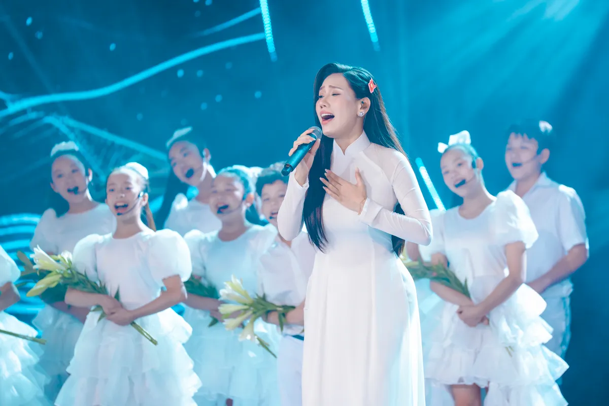Điểm hẹn tài năng: Thí sinh gây xúc động mạnh với Con nghe mẹ hát đôi lời trong đêm liveshow đầu - Ảnh 2.