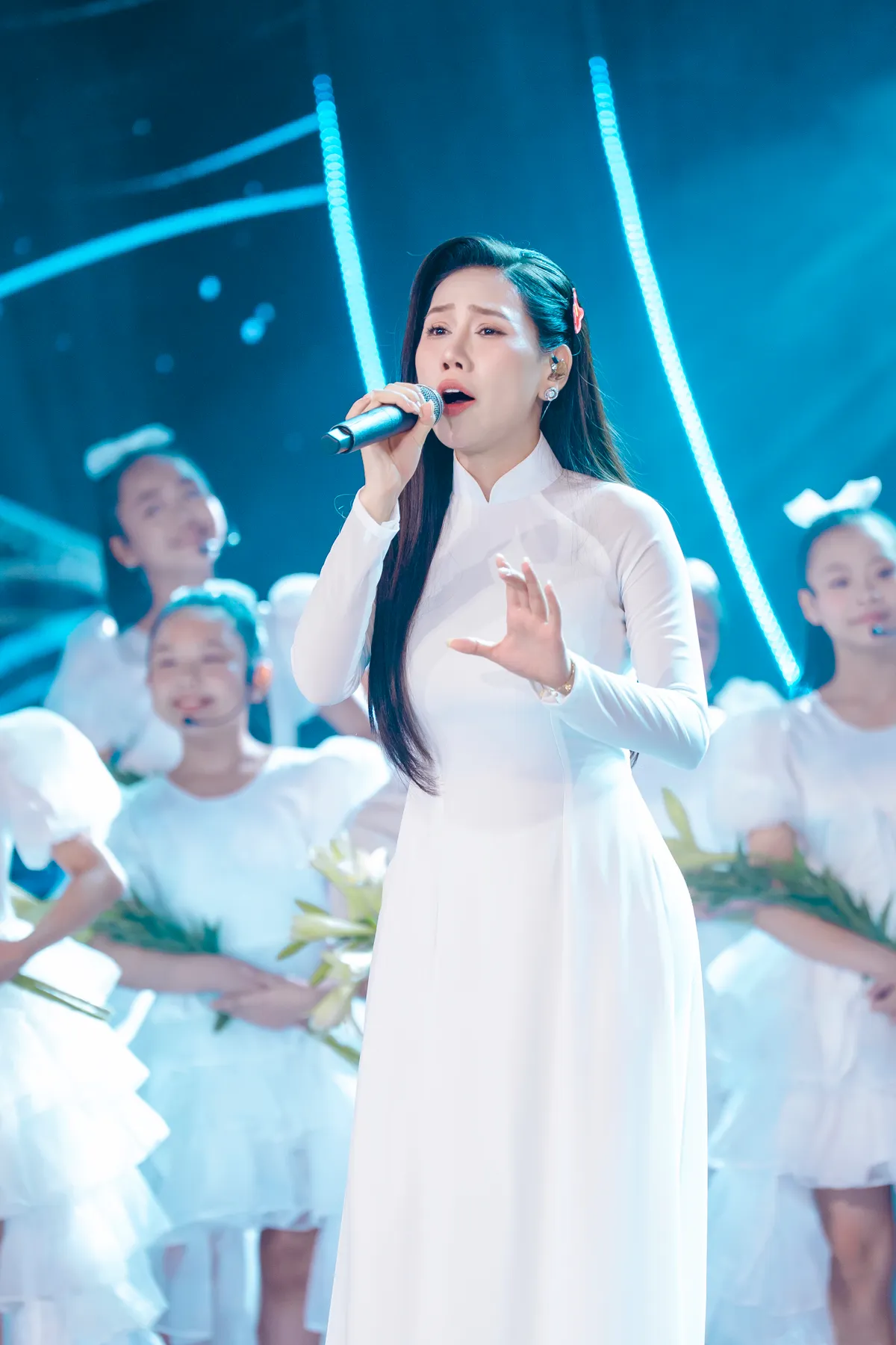 Điểm hẹn tài năng: Thí sinh gây xúc động mạnh với Con nghe mẹ hát đôi lời trong đêm liveshow đầu - Ảnh 1.