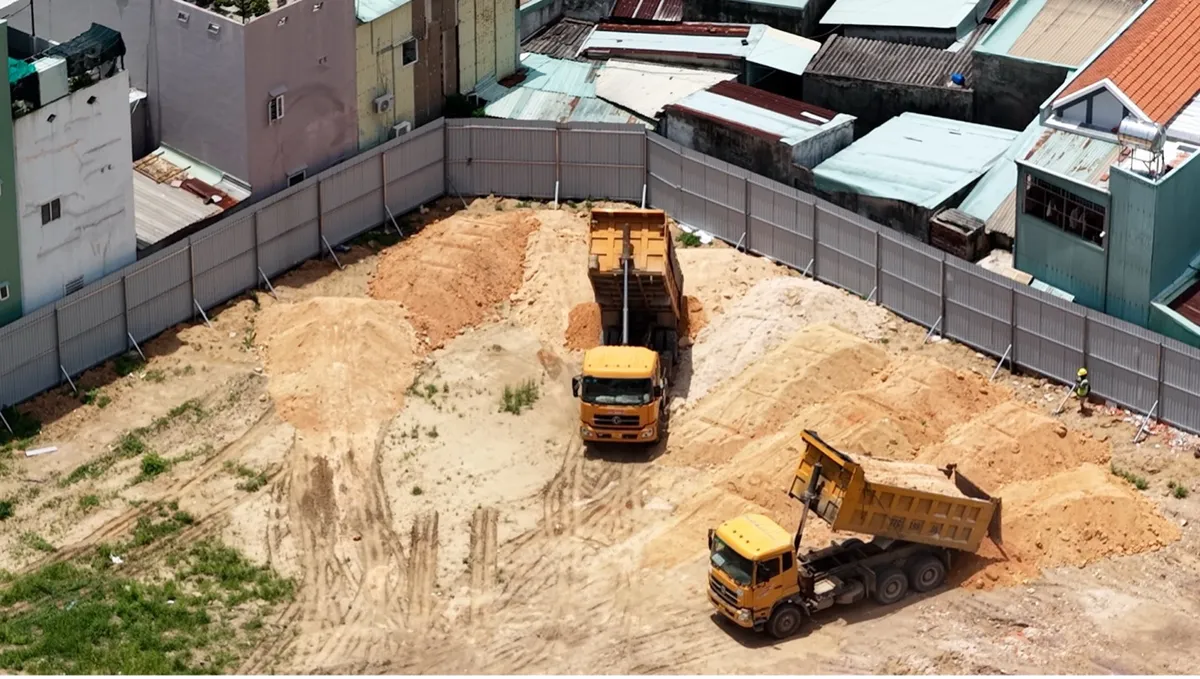 Bình Định: Khai thác đất lậu diễn ra công khai tại khu vực mỏ QN03 - Ảnh 2.