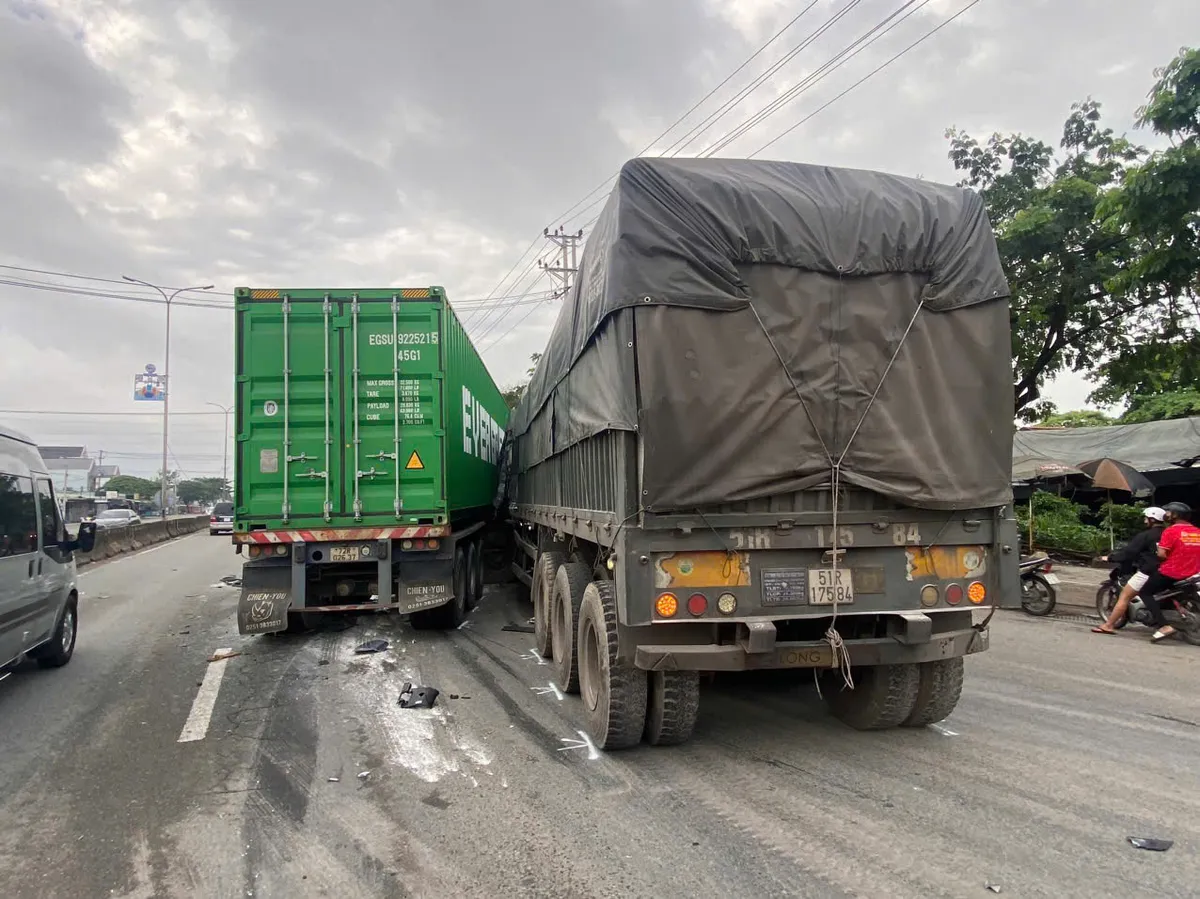Tai nạn giữa 2 xe container lúc rạng sáng, Quốc lộ 51 ùn ứ nhiều giờ - Ảnh 4.