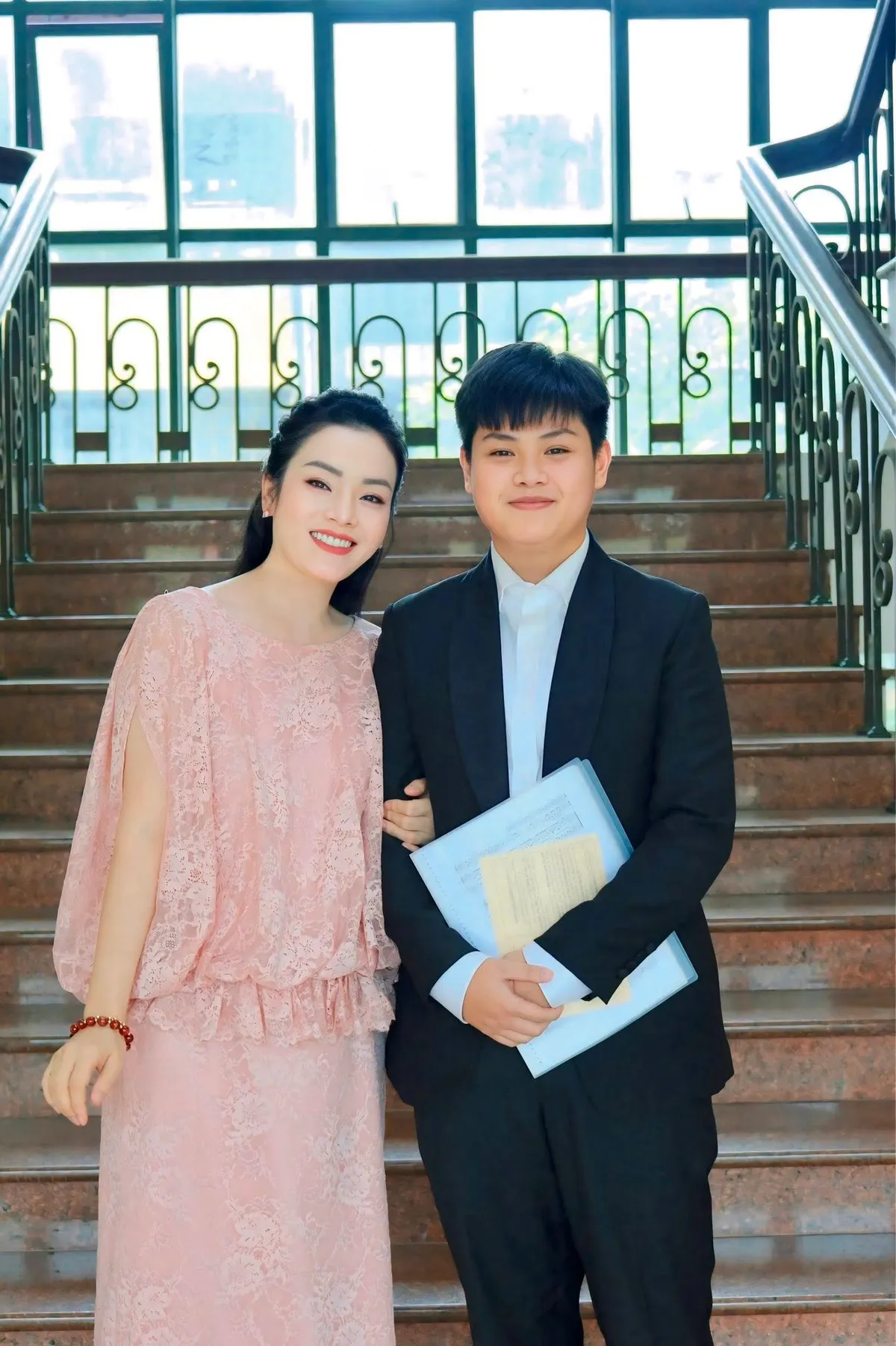 Con trai tài năng của NSƯT Tân Nhàn, Minh Tú học diễn xuất cùng NSND Lê Khanh - Ảnh 1.