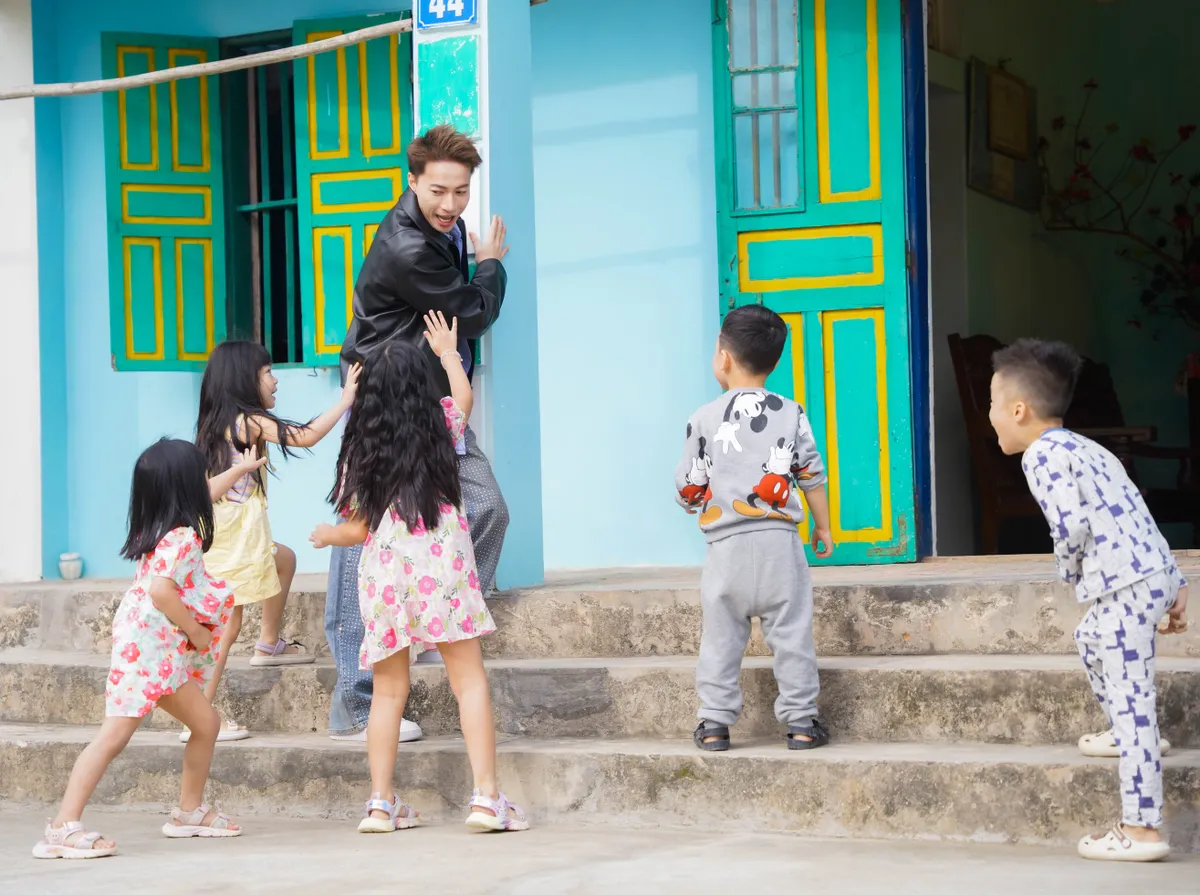 S.T Sơn Thạch lần đầu làm bố chăm 5 con: Cột tóc, dọn giường, đi chợ, nấu ăn - Ảnh 3. S.T Sơn Thạch lần đầu làm bố chăm 5 con: Cột tóc, dọn giường, đi chợ, nấu ăn - Ảnh 3.