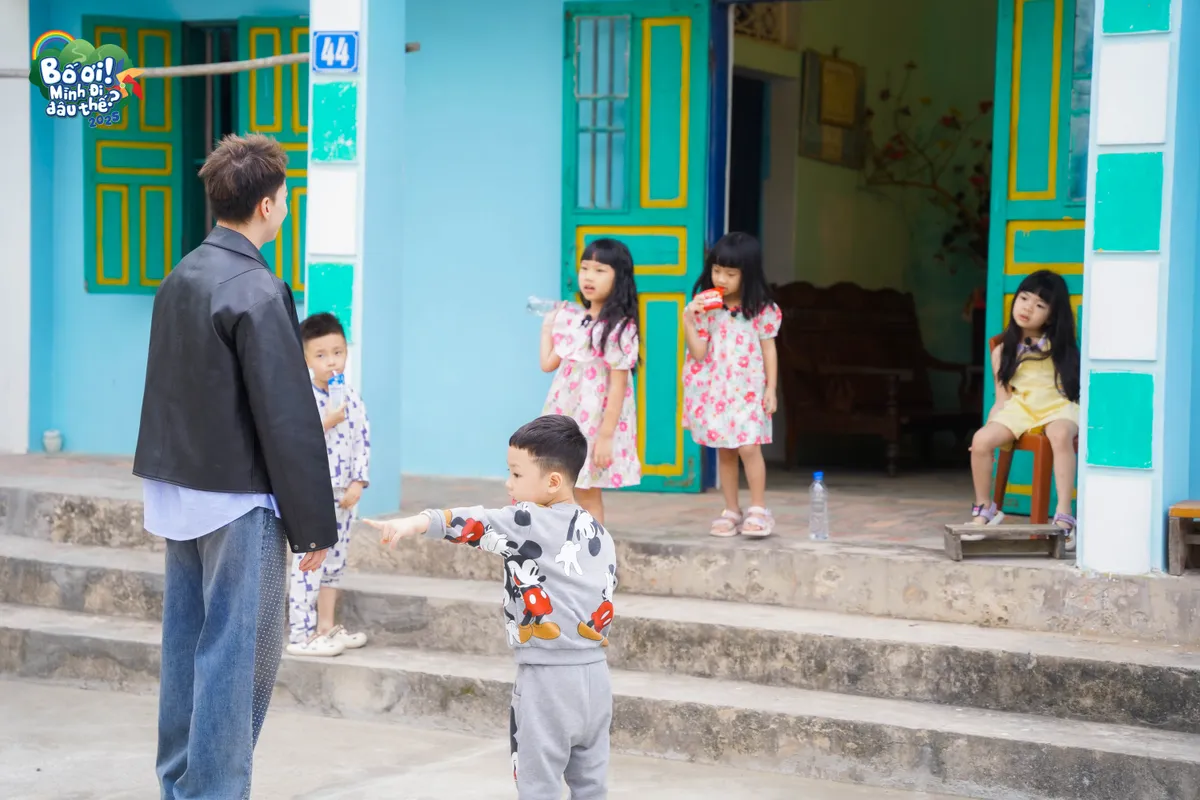 S.T Sơn Thạch lần đầu làm bố chăm 5 con: Cột tóc, dọn giường, đi chợ, nấu ăn - Ảnh 2. S.T Sơn Thạch lần đầu làm bố chăm 5 con: Cột tóc, dọn giường, đi chợ, nấu ăn - Ảnh 2.