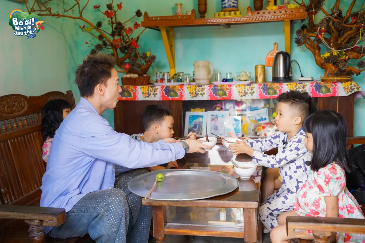 S.T Sơn Thạch lần đầu làm bố chăm 5 con: Cột tóc, dọn giường, đi chợ, nấu ăn - Ảnh 4. S.T Sơn Thạch lần đầu làm bố chăm 5 con: Cột tóc, dọn giường, đi chợ, nấu ăn - Ảnh 4.
