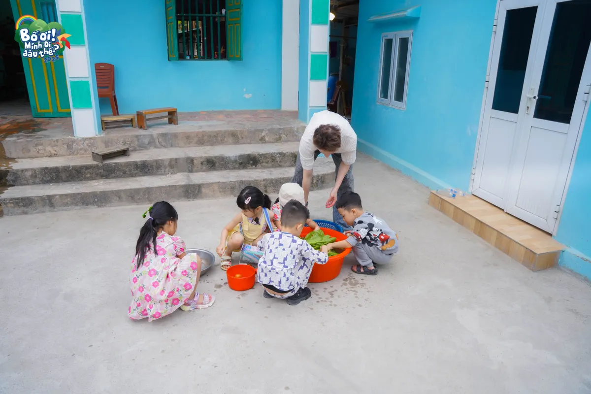 S.T Sơn Thạch lần đầu làm bố chăm 5 con: Cột tóc, dọn giường, đi chợ, nấu ăn - Ảnh 6. S.T Sơn Thạch lần đầu làm bố chăm 5 con: Cột tóc, dọn giường, đi chợ, nấu ăn - Ảnh 6.