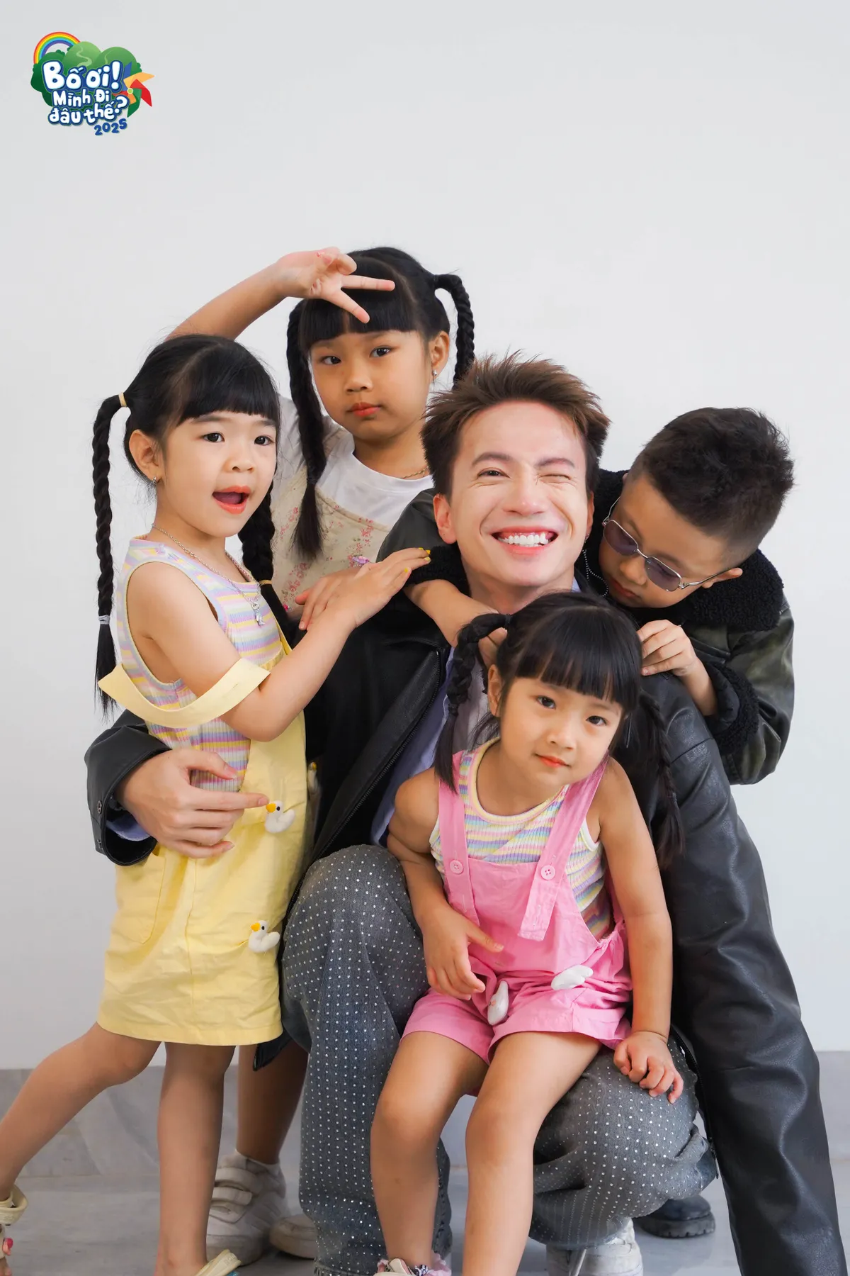S.T Sơn Thạch lần đầu làm bố chăm 5 con: Cột tóc, dọn giường, đi chợ, nấu ăn - Ảnh 7. S.T Sơn Thạch lần đầu làm bố chăm 5 con: Cột tóc, dọn giường, đi chợ, nấu ăn - Ảnh 7.