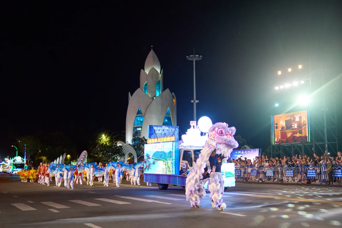 Rực rỡ sắc màu lễ hội Carnival trên đường phố Nha Trang - Ảnh 13.