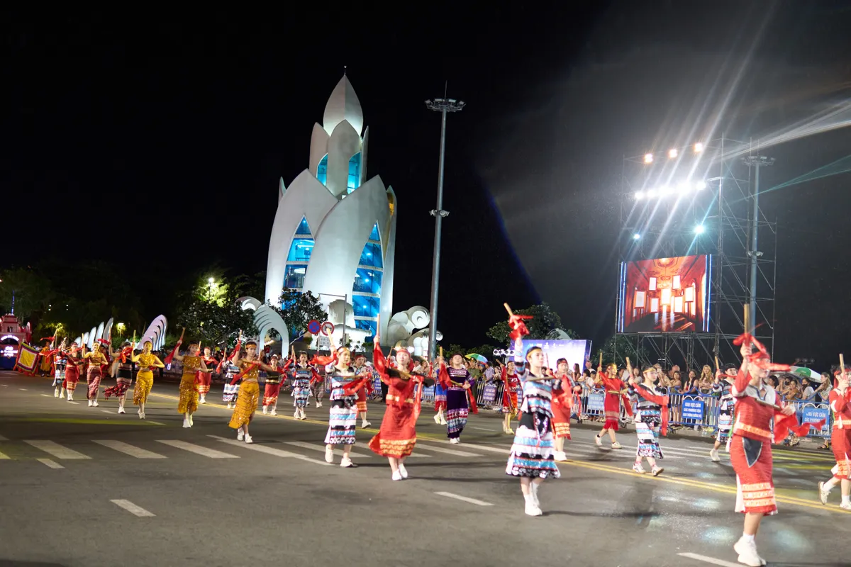 Rực rỡ sắc màu lễ hội Carnival trên đường phố Nha Trang - Ảnh 14.