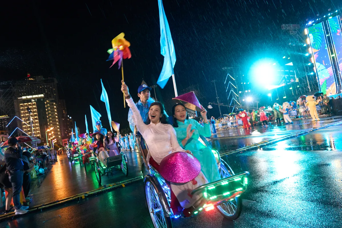Rực rỡ sắc màu lễ hội Carnival trên đường phố Nha Trang - Ảnh 10.