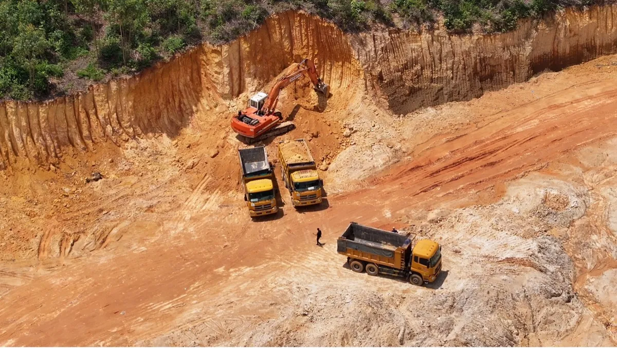 Bình Định: Khai thác đất lậu diễn ra công khai tại khu vực mỏ QN03 - Ảnh 1.