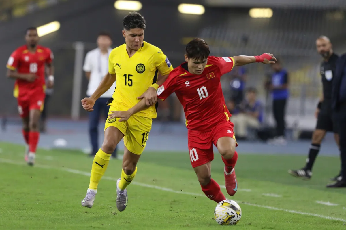 ĐT Malaysia 4-0 ĐT Việt Nam: Sức mạnh từ cầu thủ nhập tịch - Ảnh 1.